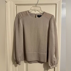 THEORY Simple Swing Top in Soft Silver Plisse. Size Small